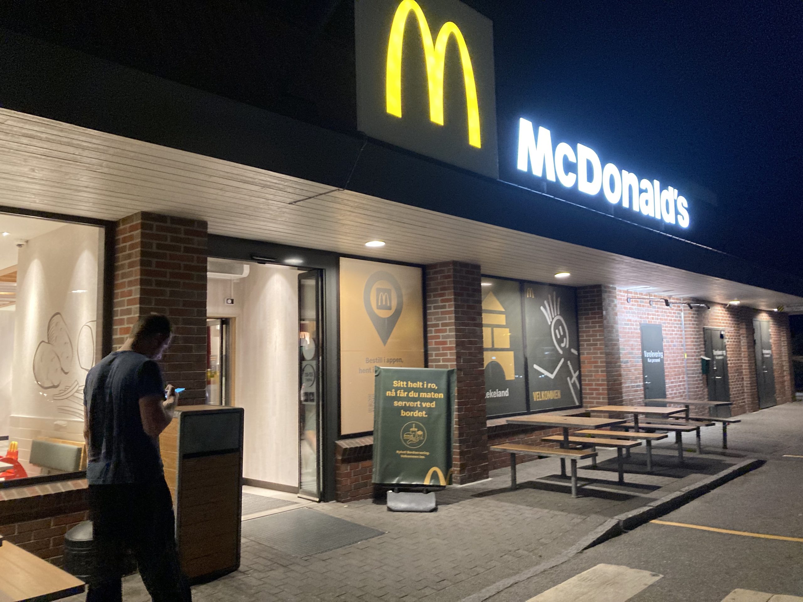 Belønningen for en sen og mørk kveldskamp i Askim er en tur innom McDonalds!