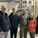 Arnie Johannessen fra Gresvik IF sammen med Martin Mathisen, Lasse Hauser, Ragnghild Larsen og Jeeranun Sooksanthaworn fra Nedre Glomma Turn gleder seg over samarbeidet. Foto: Morten Helminsen