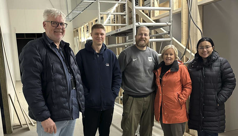 Arnie Johannessen fra Gresvik IF sammen med Martin Mathisen, Lasse Hauser, Ragnghild Larsen og Jeeranun Sooksanthaworn fra Nedre Glomma Turn gleder seg over samarbeidet. Foto: Morten Helminsen