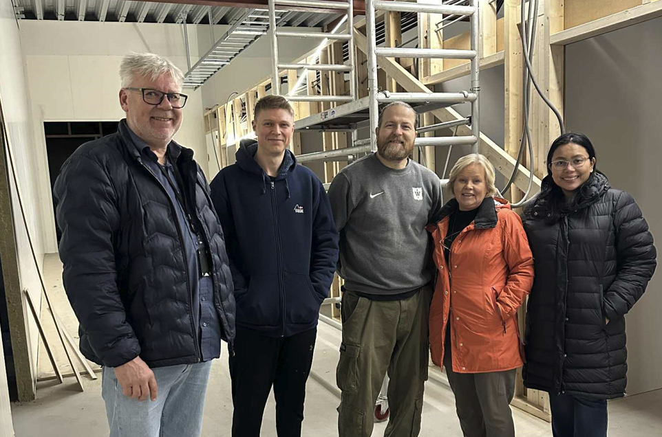 Arnie Johannessen fra Gresvik IF sammen med Martin Mathisen, Lasse Hauser, Ragnghild Larsen og Jeeranun Sooksanthaworn fra Nedre Glomma Turn gleder seg over samarbeidet. Foto: Morten Helminsen